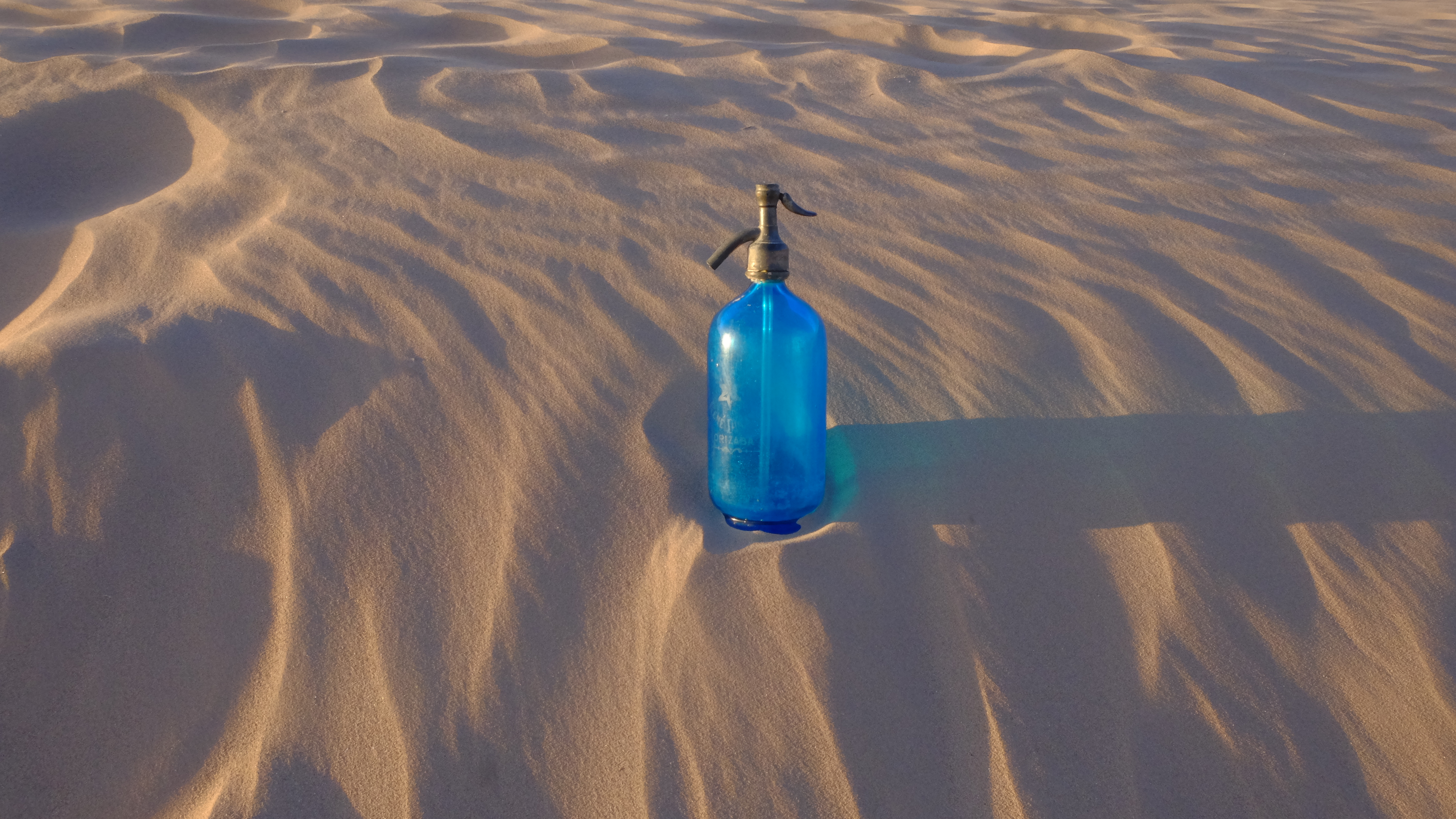 desierto-botella azul